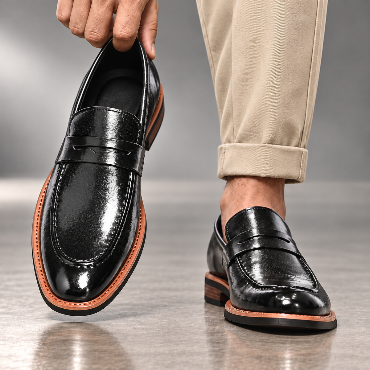Philippe, mocassins noirs portés avec un chino beige