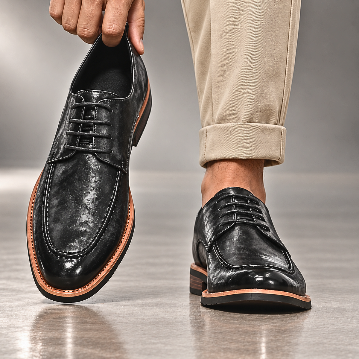 Armand, derbies en cuir patiné noir portés avec un chino - vue 2