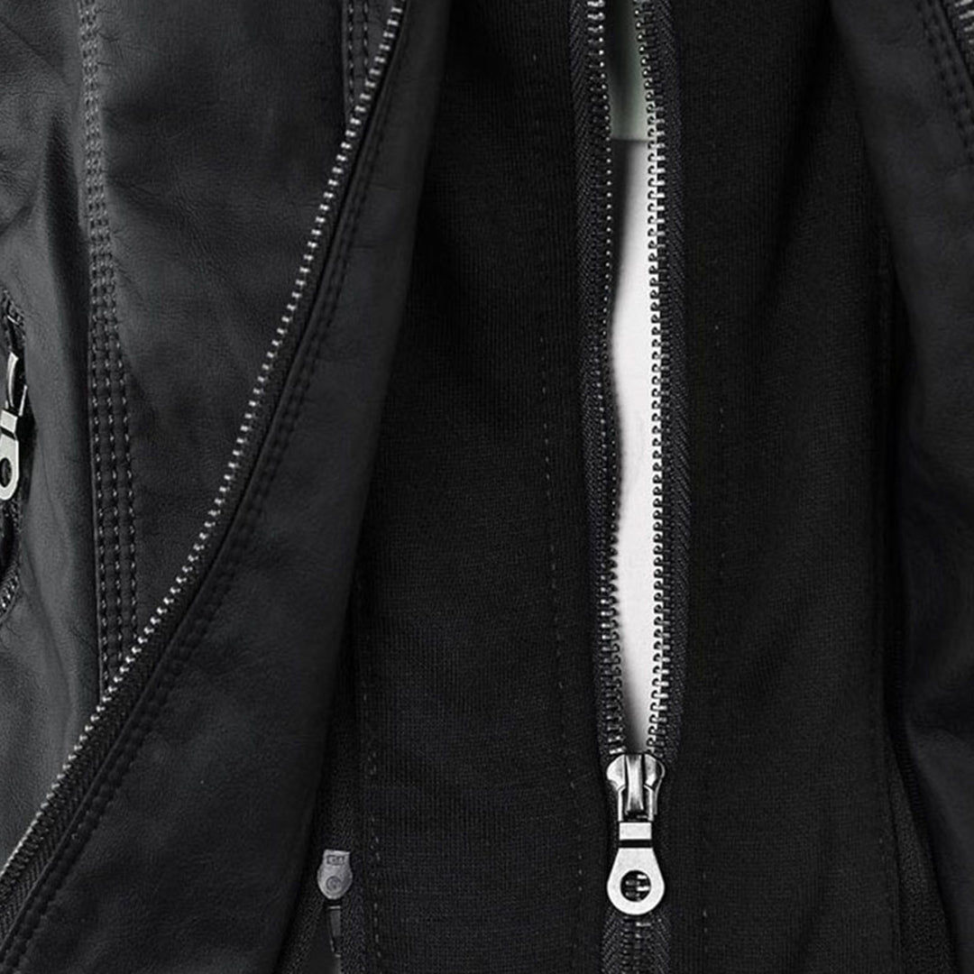 Flavia, détail de la veste effet cuir