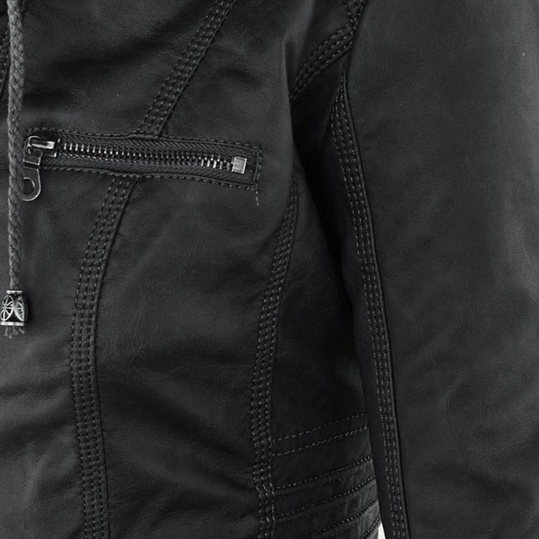 Flavia, détail de la veste effet cuir