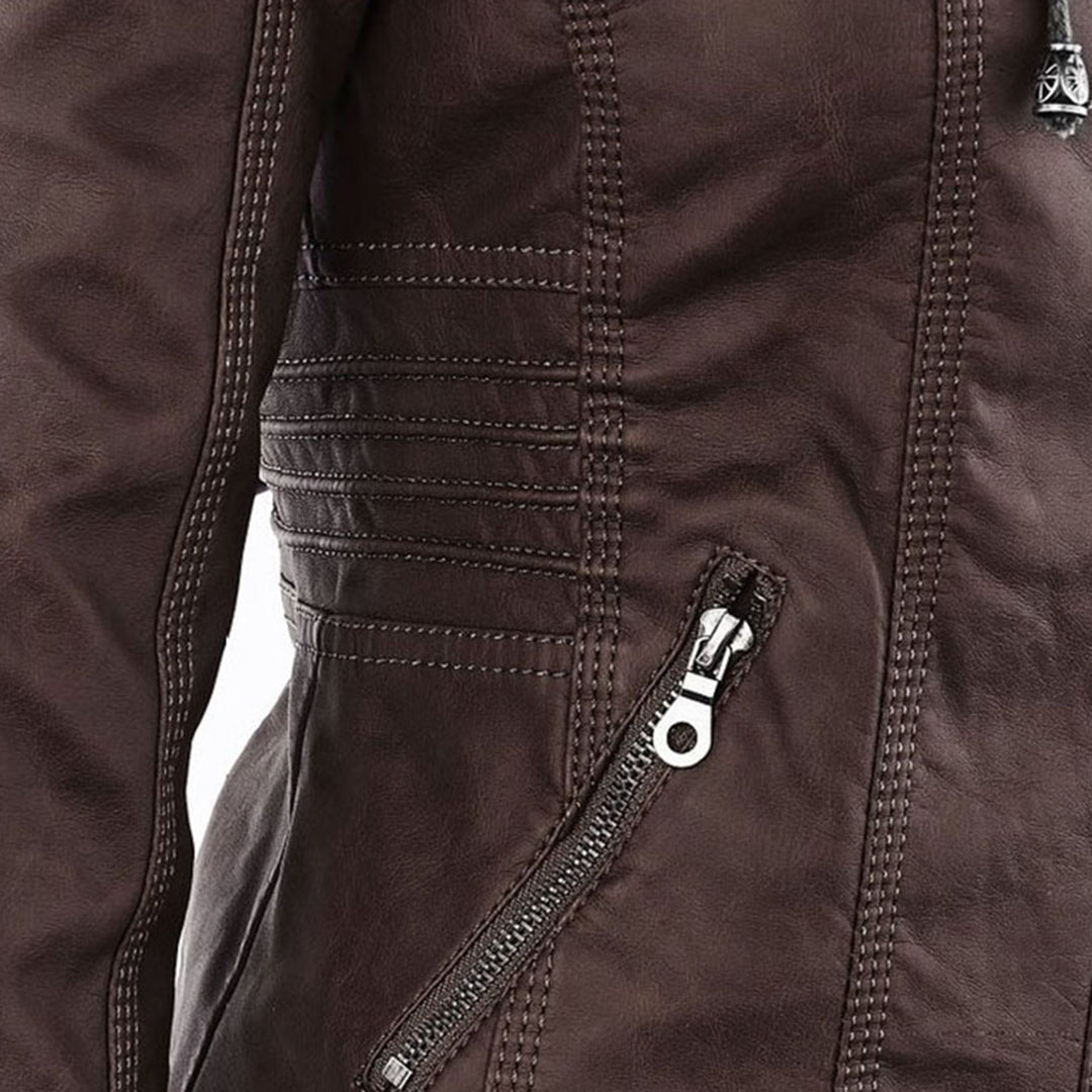 Flavia, détail de la veste effet cuir