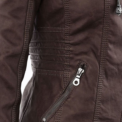 Flavia, détail de la veste effet cuir