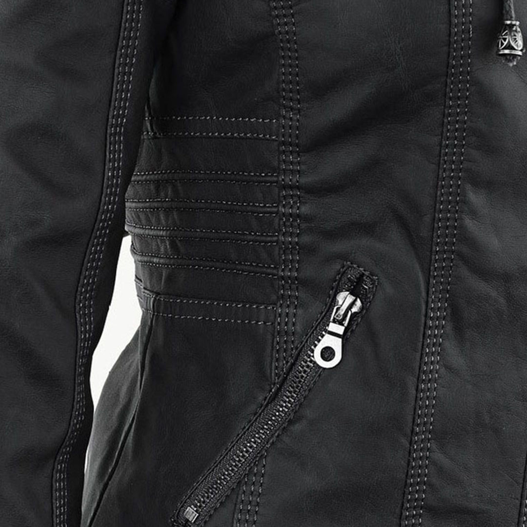 Flavia, détail de la veste effet cuir