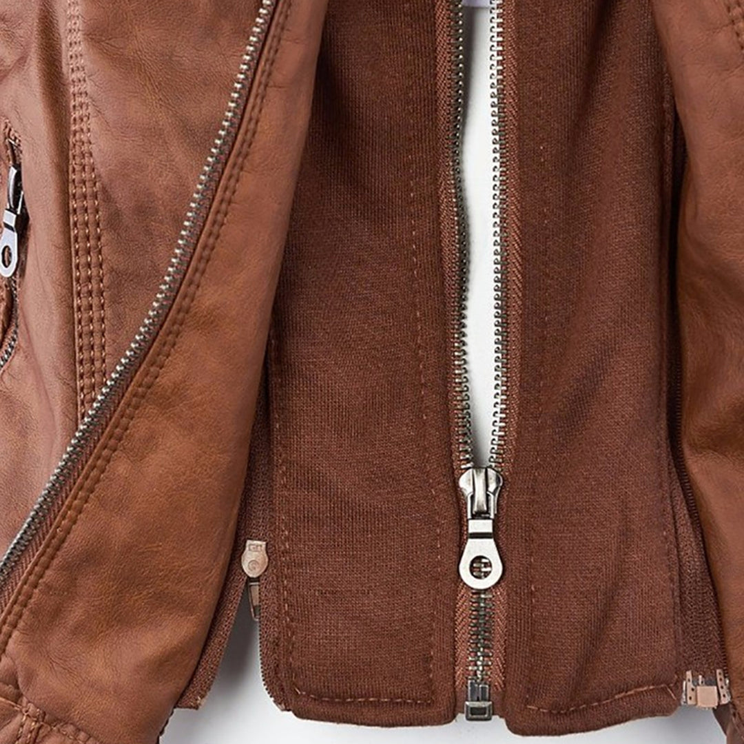 Flavia, détail de la veste effet cuir