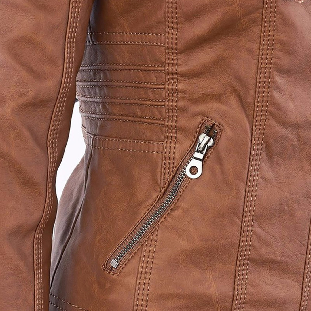Flavia, détail de la veste effet cuir