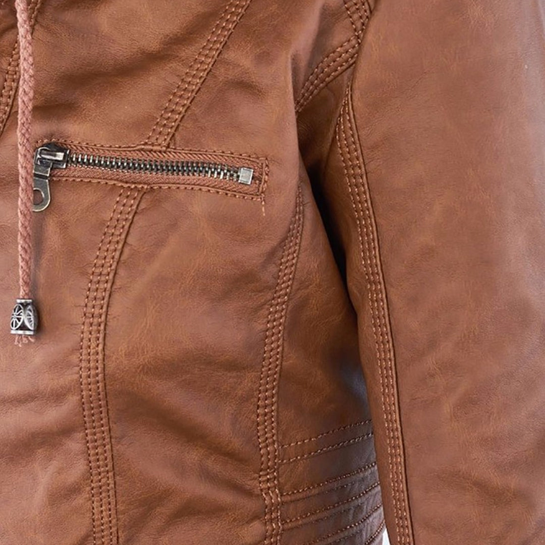Flavia, détail de la veste effet cuir