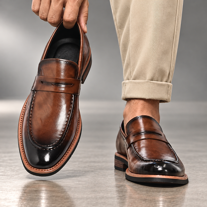 Philippe, mocassins marron portés avec un chino beige