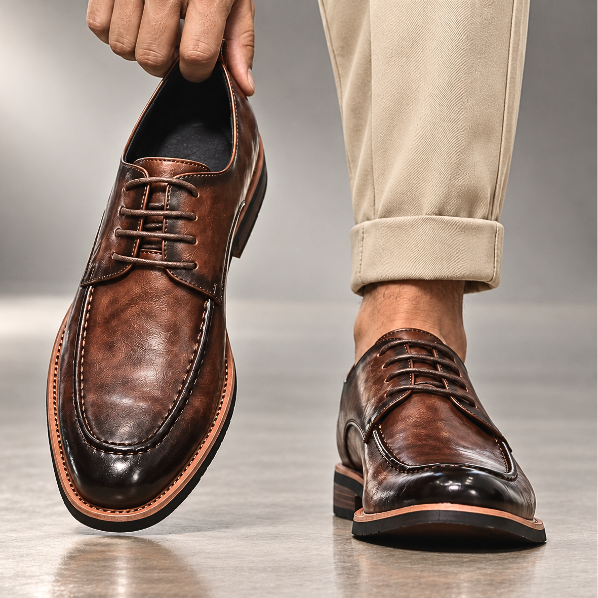 Armand, derbies en cuir patiné marron portés avec un chino - vue 2