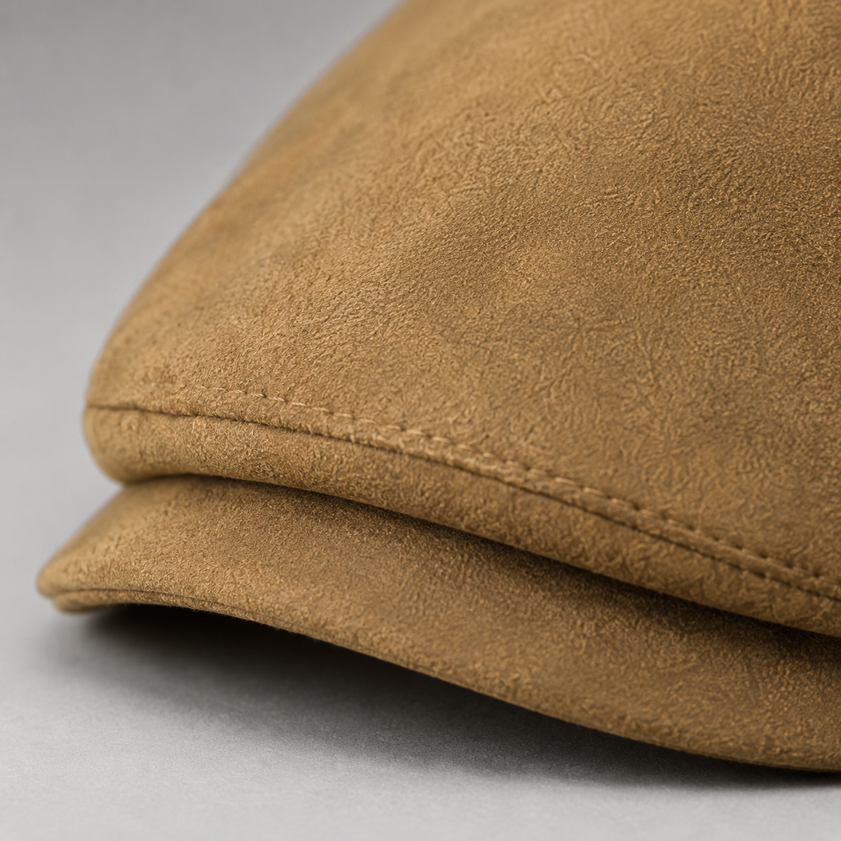 Félix, casquette en daim : détail de la visière