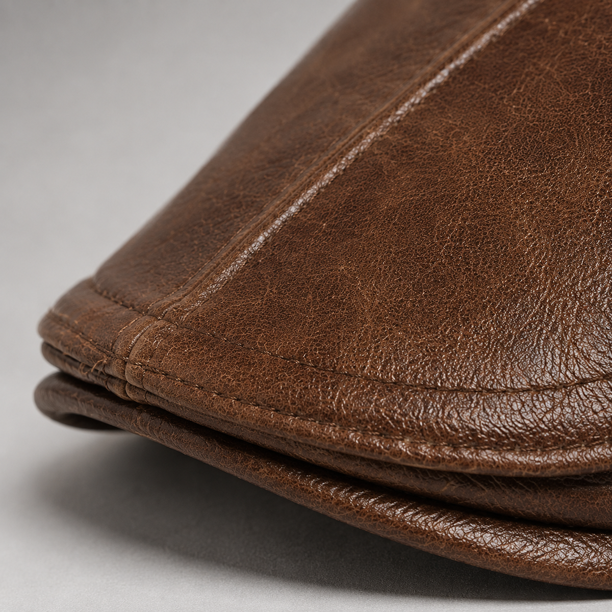 Gaston, casquette en cuir : détail du cuir