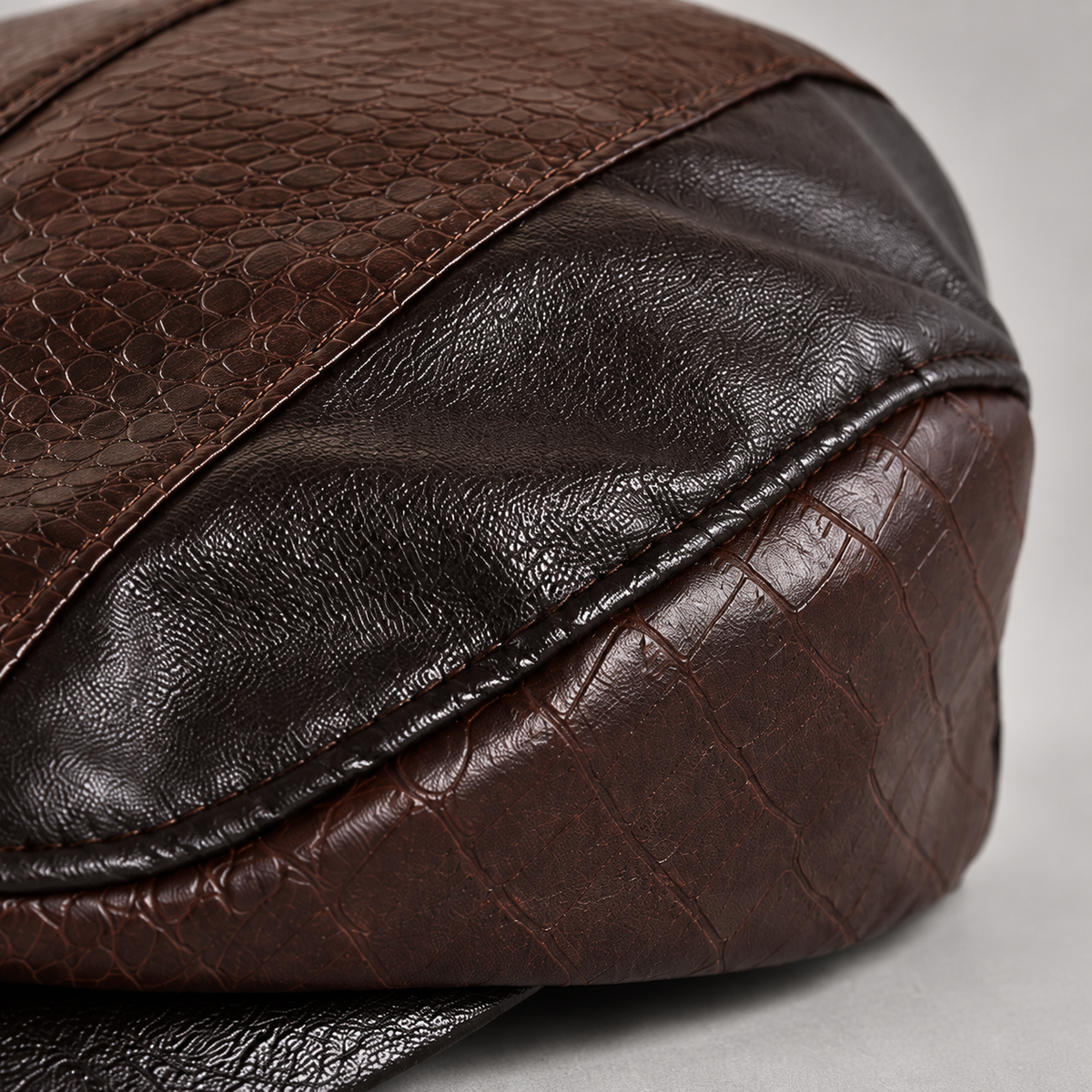 Jules, casquette en cuir : détail de la visière