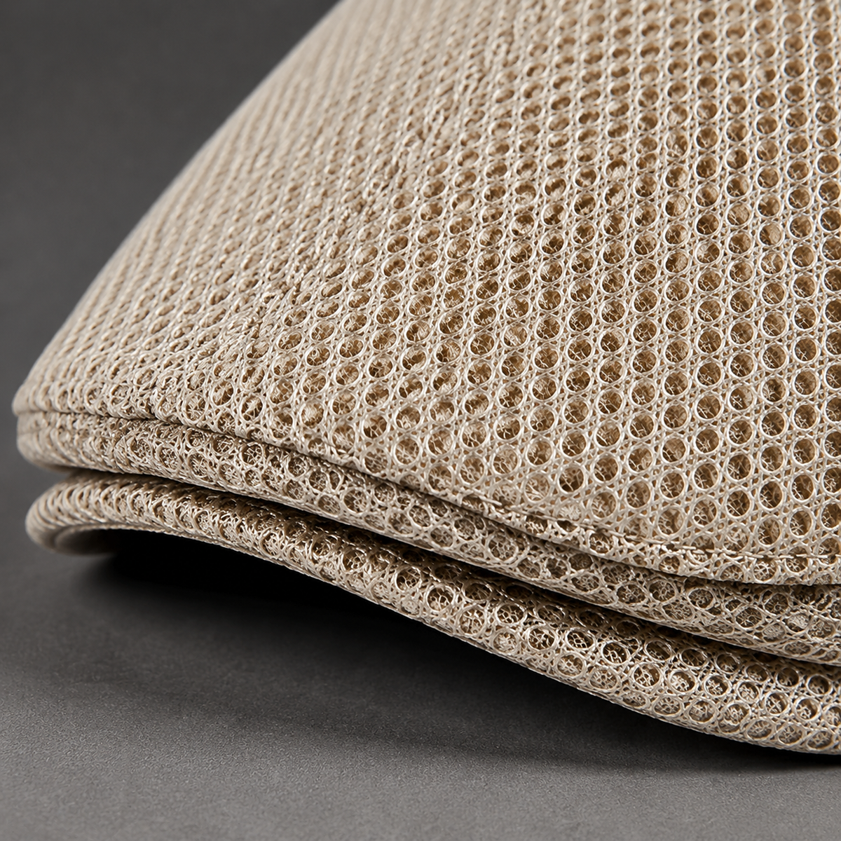 Louis, casquette en maille : détail de la visière