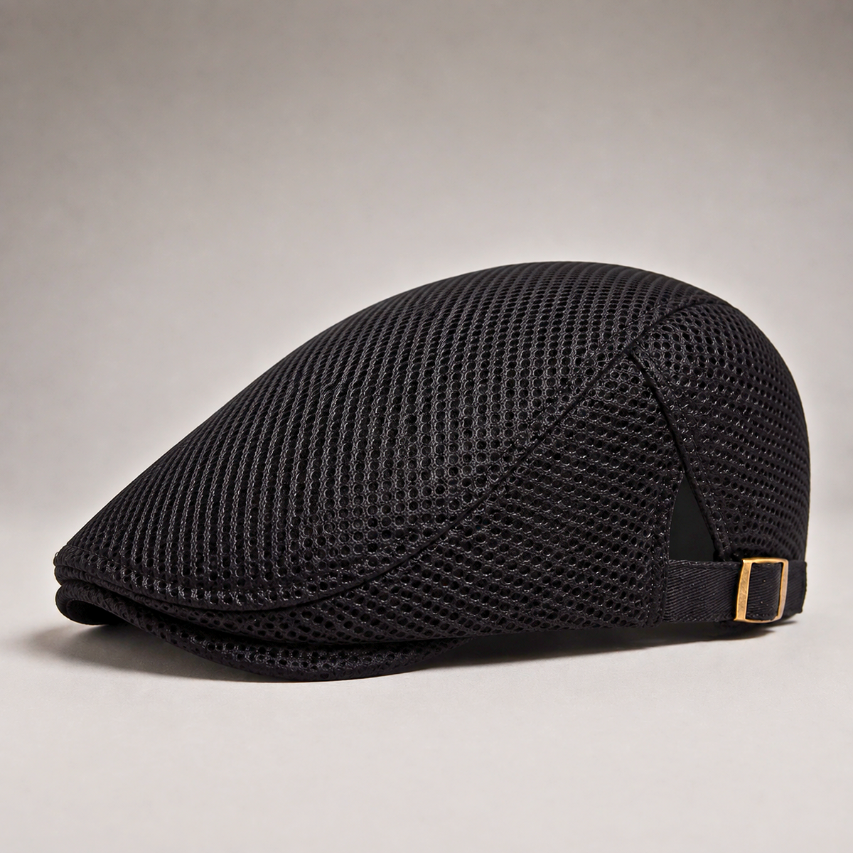 Louis, casquette plate en maille ajourée noire