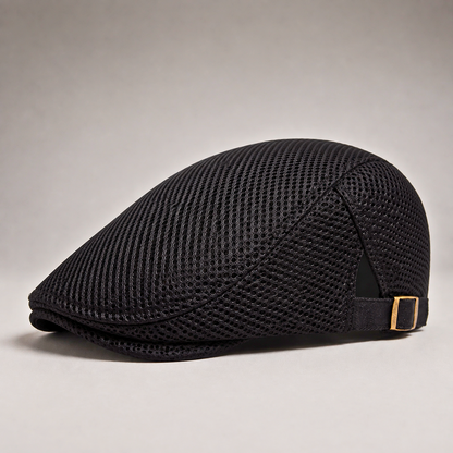 Louis, casquette plate en maille ajourée noire