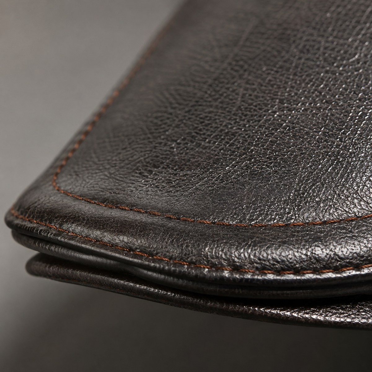 Raymond, casquette en cuir : détail de la visière