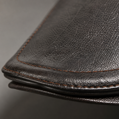 Raymond, casquette en cuir : détail de la visière