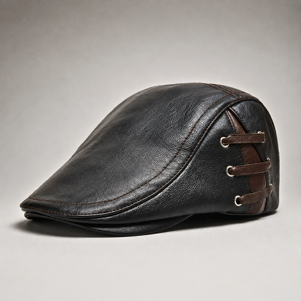 Raymond, casquette plate en cuir lacée noire
